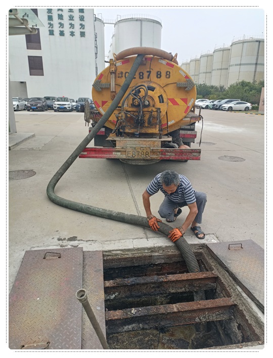 聂拉木隔油池清掏