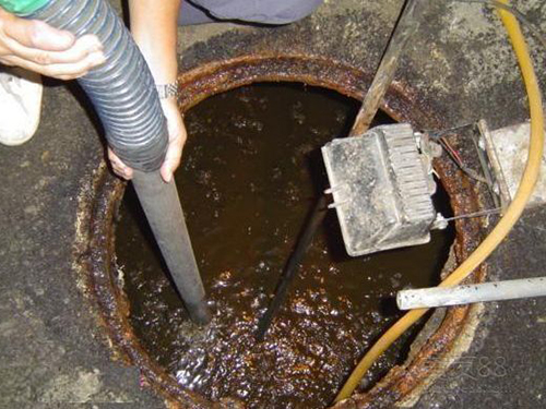 聂拉木隔油池清理