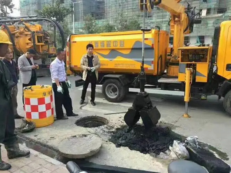 聂拉木街道：网格员化身“清道夫”，为民解忧疏通“堵心”化粪池