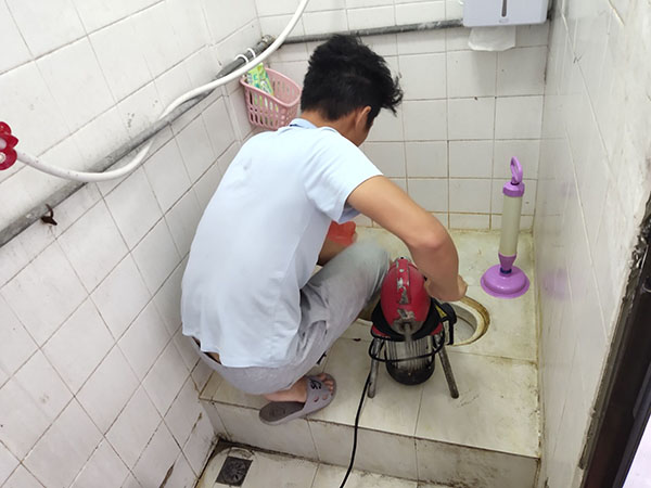 聂拉木肥皂掉到马桶里把马桶堵住了怎么办？马桶堵住了怎么办